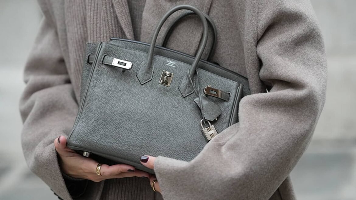 Os preços das bolsas Birkin estão caindo em leilões, mesmo com vendas de alto perfil.