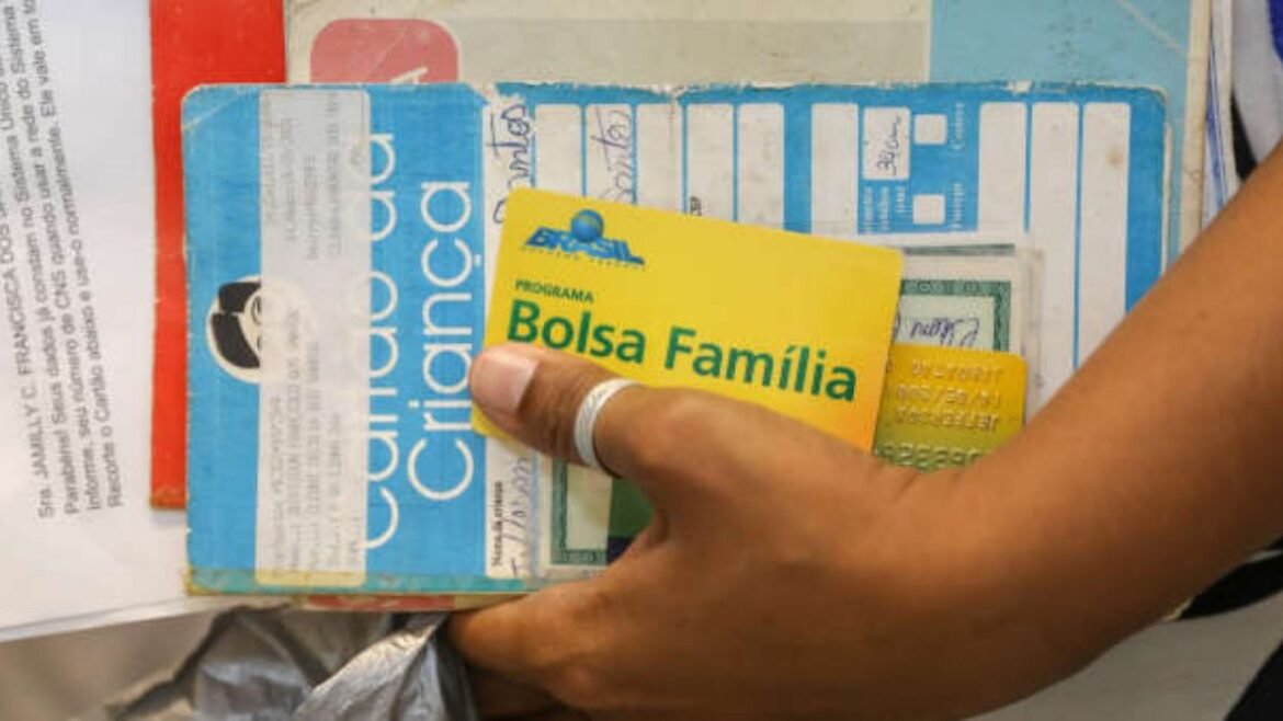 Pagamento do Bolsa Família de dezembro acontece hoje para beneficiários com NIS final 7