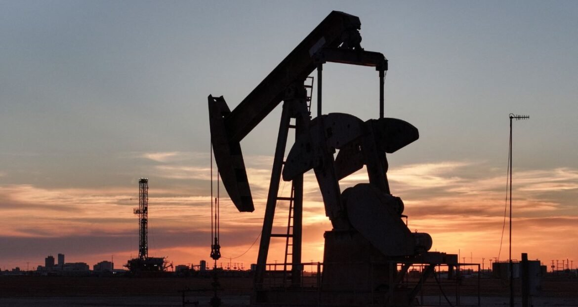 Petróleo em alta após bloqueio de Trump à Venezuela, aliviando preocupações sobre sobras globais.