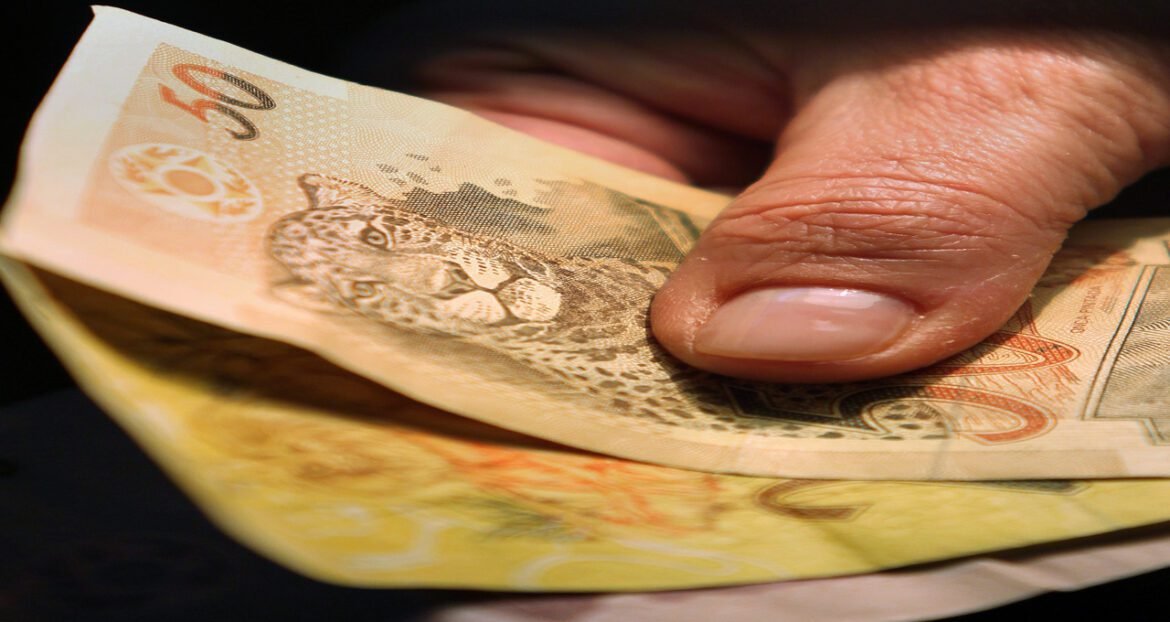 Poupança no Brasil tem quinto mês de saques consecutivos, informa o Banco Central.