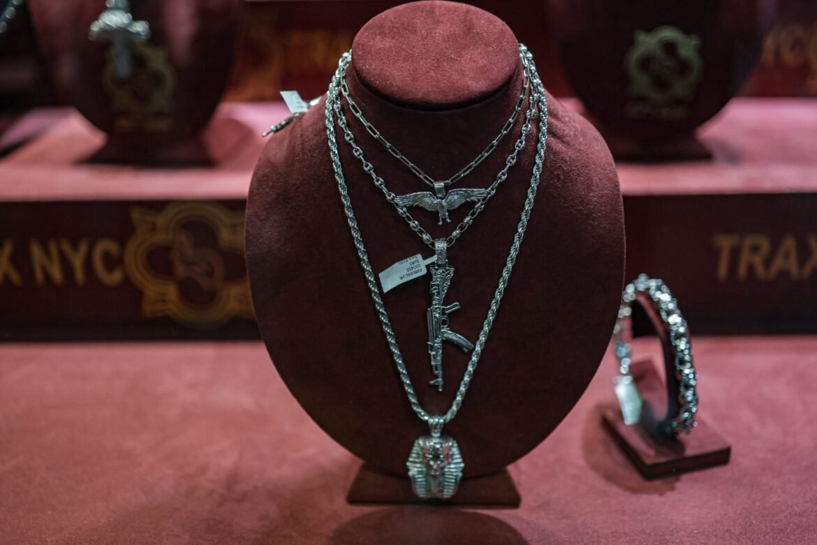 Prata supera a marca de US$ 75 pela primeira vez