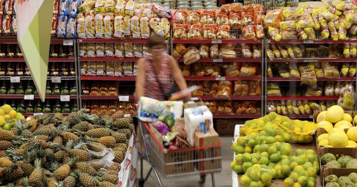 Preços dos alimentos atenuam crescimento do IPC no início de dezembro, revela Fipe