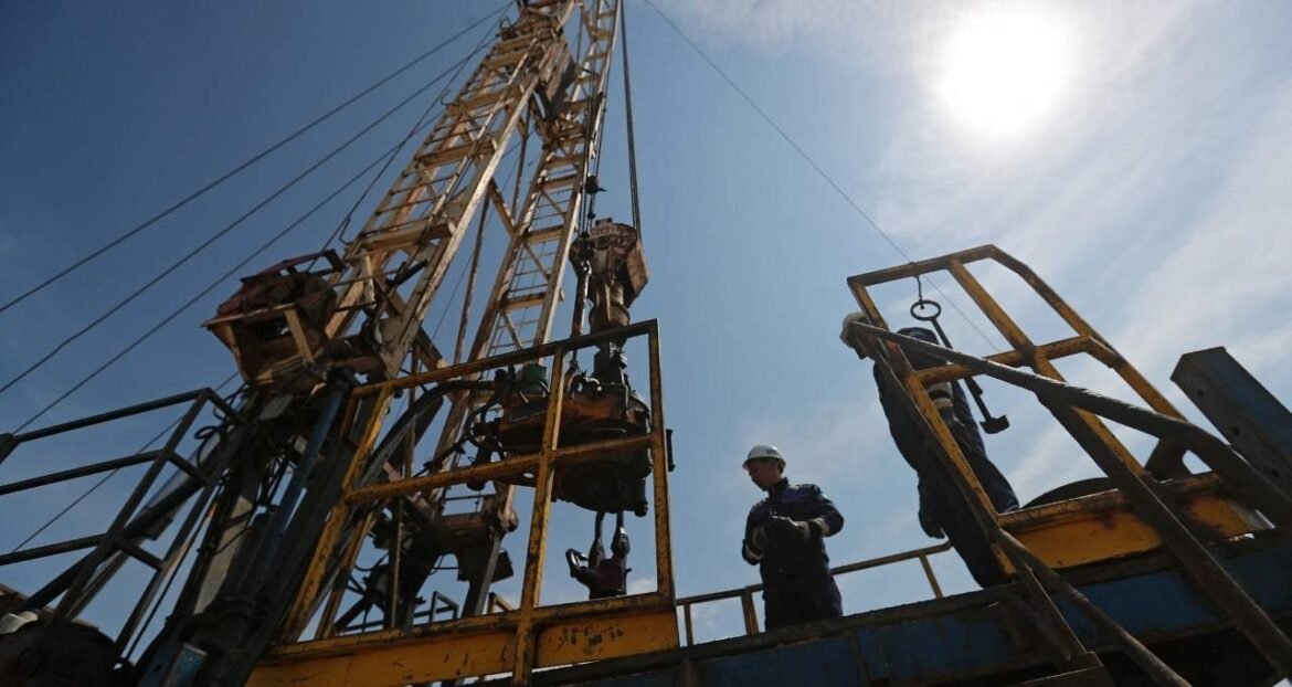 Produção mensal de petróleo no Brasil ultrapassa 4 milhões de barris por dia pela primeira vez.