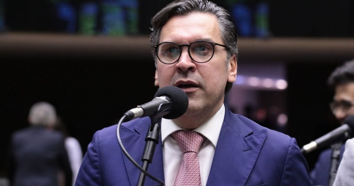 Relator do Orçamento apresenta parecer com superávit projetado de R$ 34,5 bilhões para 2026.