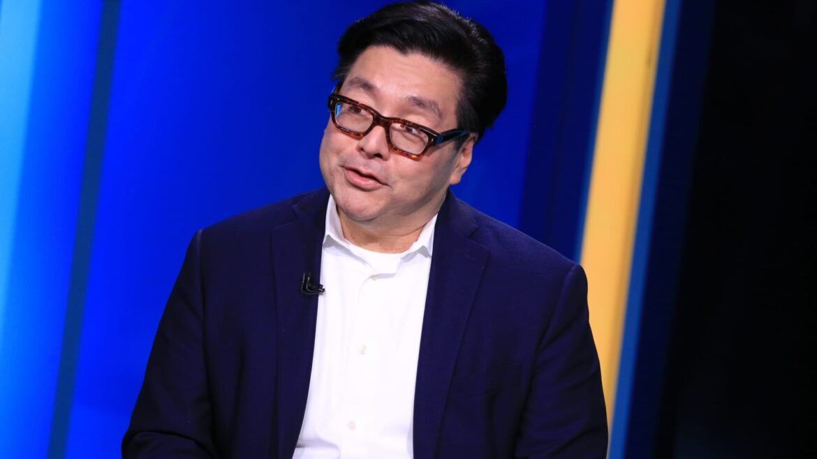 Tom Lee prevê que o S&P 500 atingirá 7.700 em 2026, prolongando o mercado em alta.