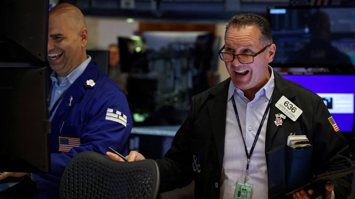 Traders preveem Fed em pausa no próximo mês, mas elevam apostas para corte em março após dados do CPI.