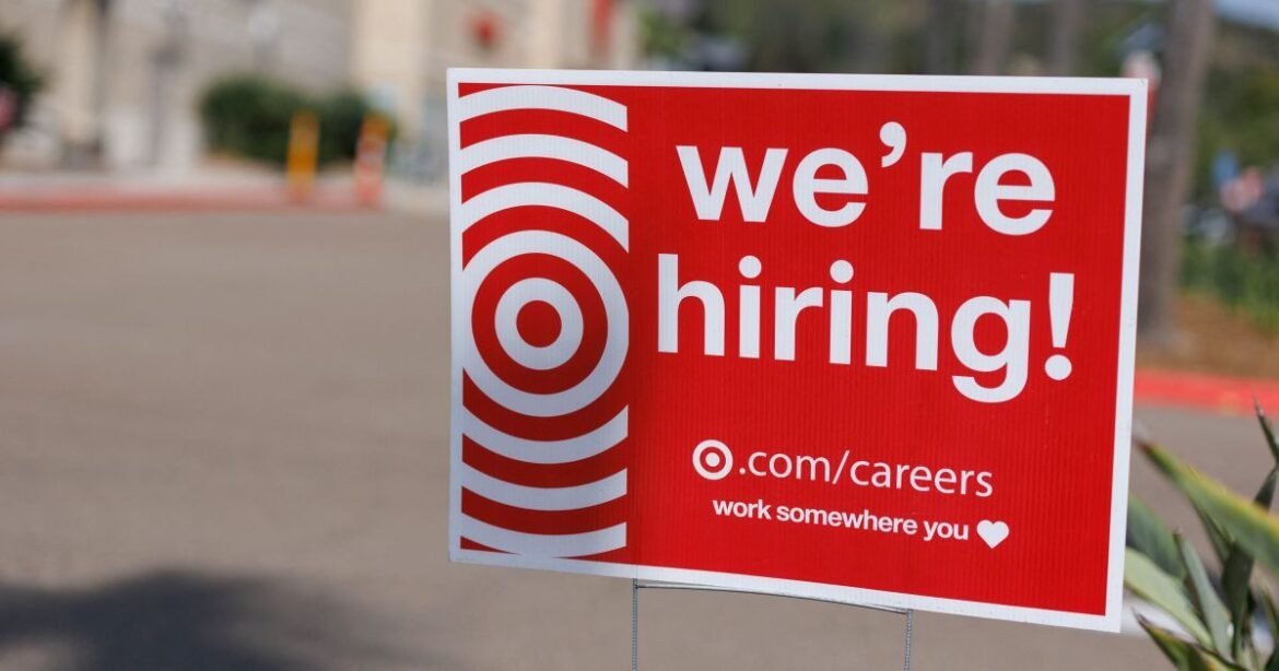 Vagas de emprego nos EUA permanecem estáveis em outubro, segundo JOLTS.