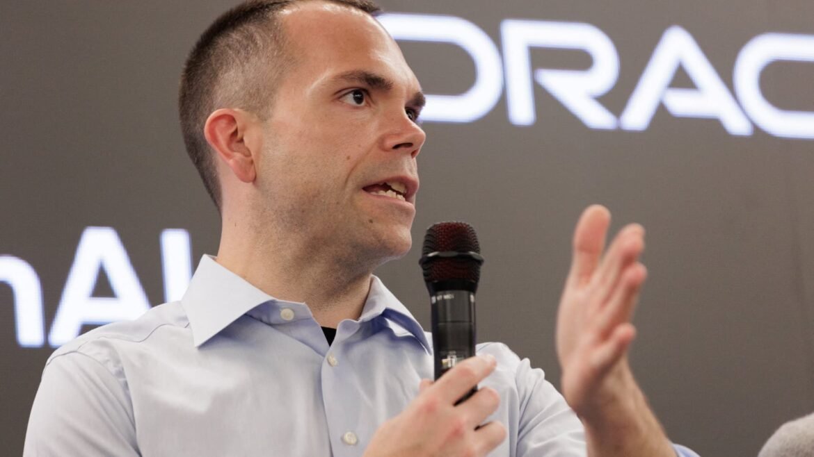 Wells Fargo projeta alta de quase 50% para a Oracle, enquanto pessimismo em torno da IA parece exagerado.