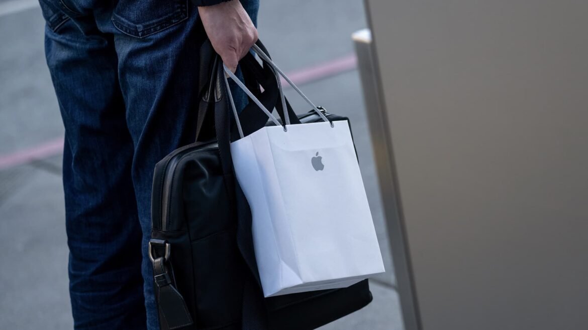 Ações com as maiores movimentações após o expediente: AAPL, HOOD, V, SNDK