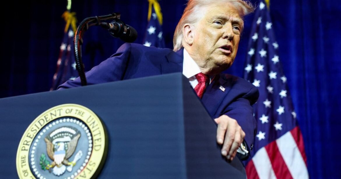 Após ataque à Venezuela, Trump anuncia reunião iminente com empresas de petróleo.