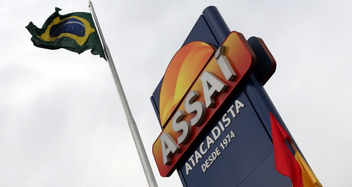 Assaí (ASAI3) encerra 2025 com endividamento abaixo do previsto e ações sobem 4%; veja os detalhes.