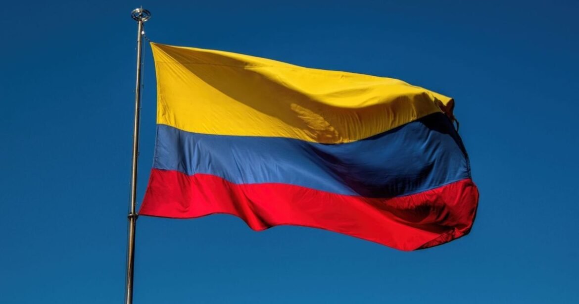 Banco Central da Colômbia aumenta taxa para 10,25% em resposta à alta da inflação e divergências internas.