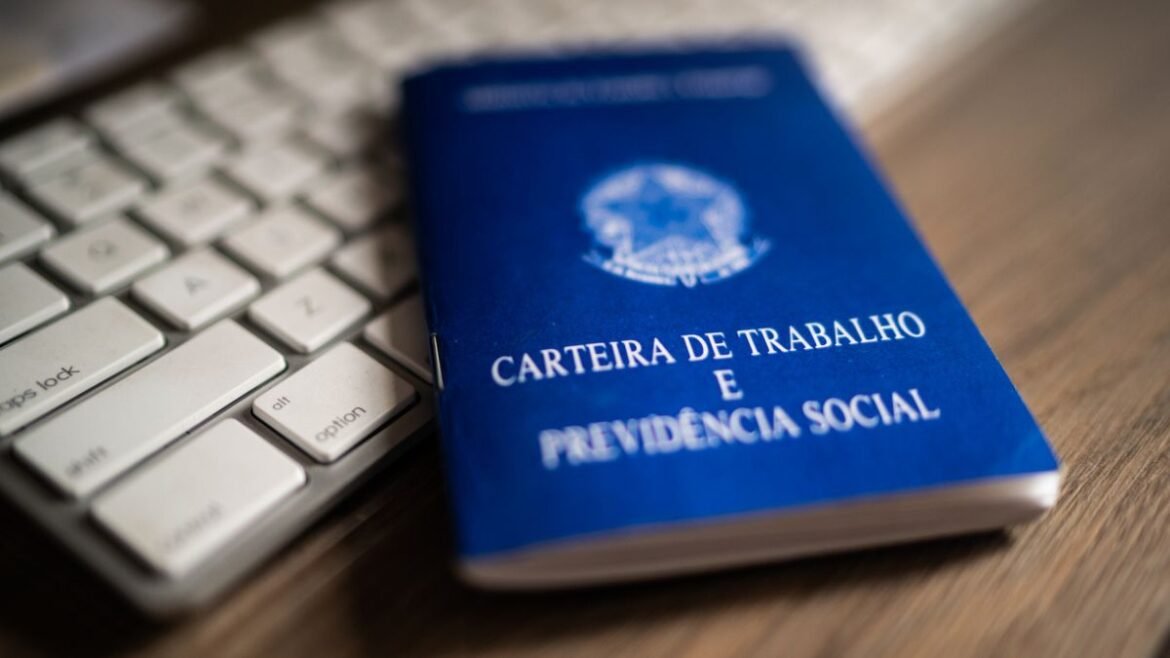 Brasil encerra dezembro com 618 mil postos de trabalho formais fechados, mas mantém saldo anual positivo de 1,3 milhão, segundo dados do Caged.