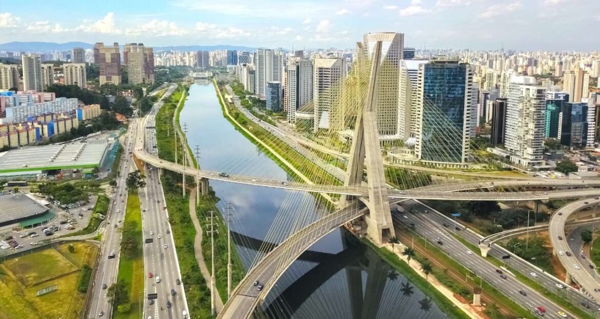 Brasil registra aumento de 37% no turismo estrangeiro em 2025, batendo recordes.