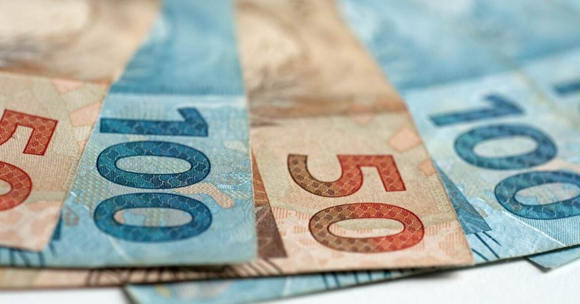 Copom reduz projeção de inflação para 2026 após manter juros em 15% ao ano.