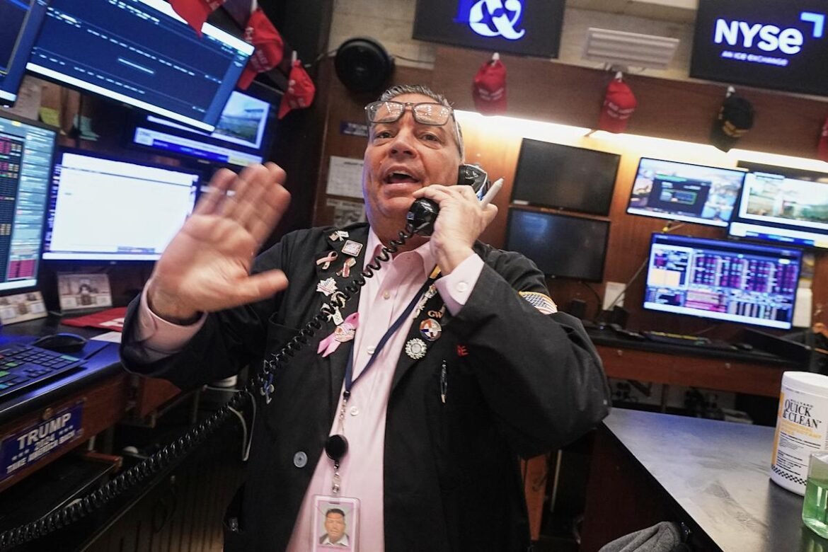 Dow, S&P 500 e Nasdaq tombam com ameaças de tarifas de Trump e venda de títulos que abalam a confiança