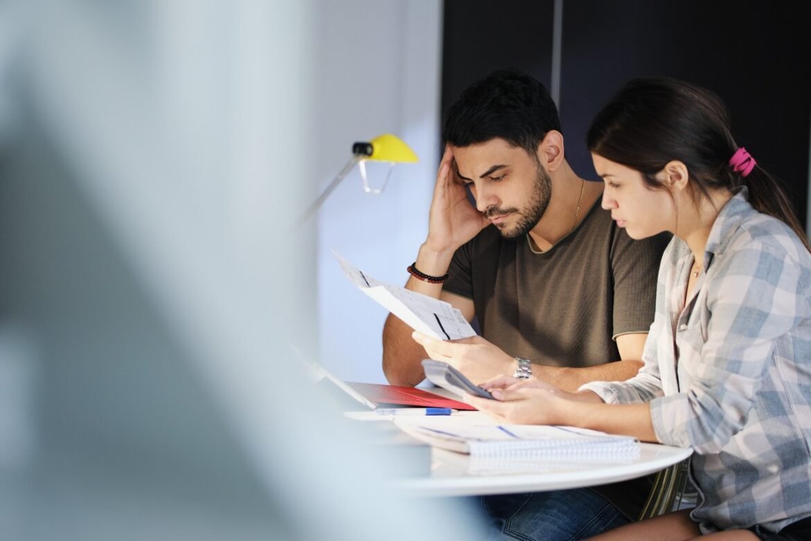 Endividamento das famílias aumenta durante ano de eleição; descubra como organizar o orçamento.
