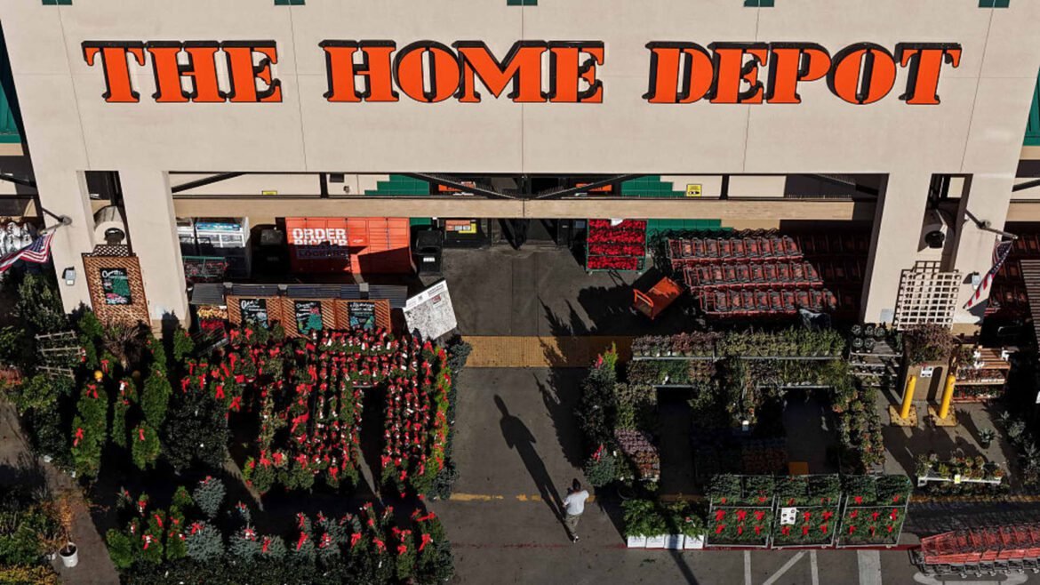 Home Depot demite 800 funcionários e anuncia retorno ao escritório em 5 dias.