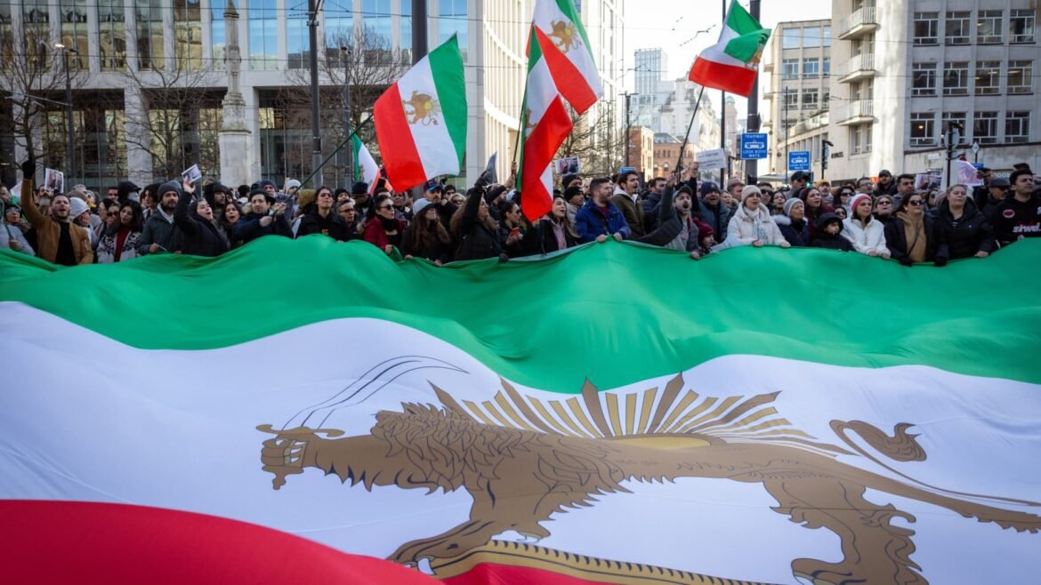 Irã promete retaliar se os EUA atacarem, diante de protestos.