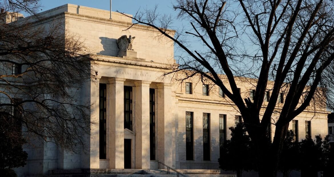JP Morgan descarta novo corte de juros nos EUA e prevê aumento nas taxas no futuro.