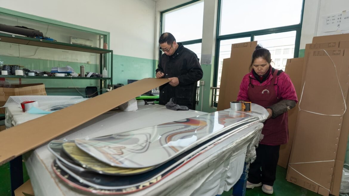 Lucro industrial da China cresce em 2025, revertendo três anos de queda à medida que Pequim controla guerras de preços.