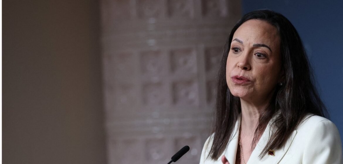 María Corina Machado promete retornar à Venezuela e defende novas eleições.