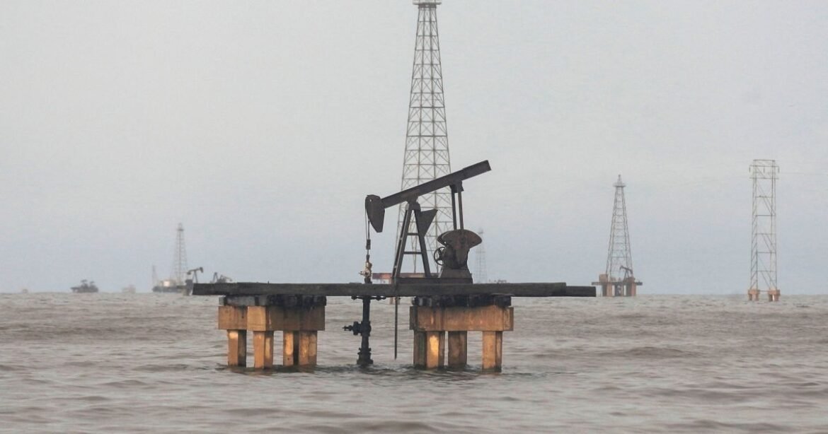 Negociações sobre petróleo venezuelano com os EUA avançam, segundo a PDVSA.