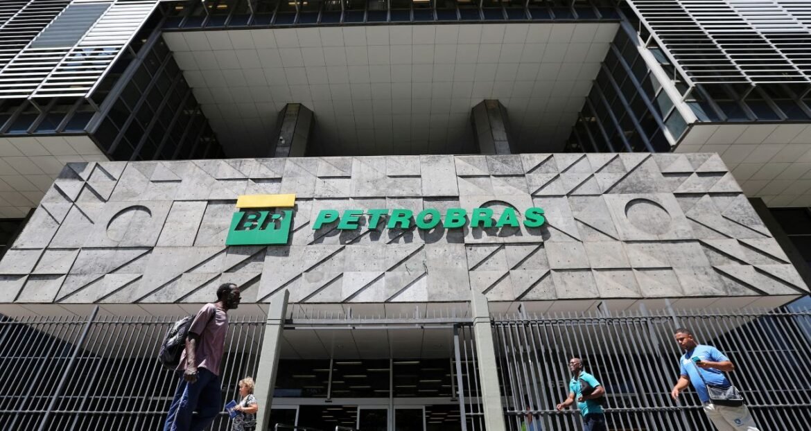 Petrobras (PETR4) concretiza vendas de petróleo para refinarias indianas, com potencial de ultrapassar US$3 bilhões.