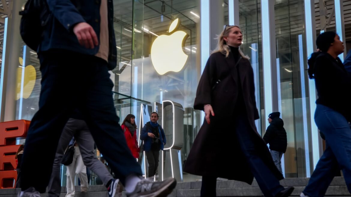 Raymond James rebaixa recomendação para a Apple, apontando dificuldades para ganhos em 2026.