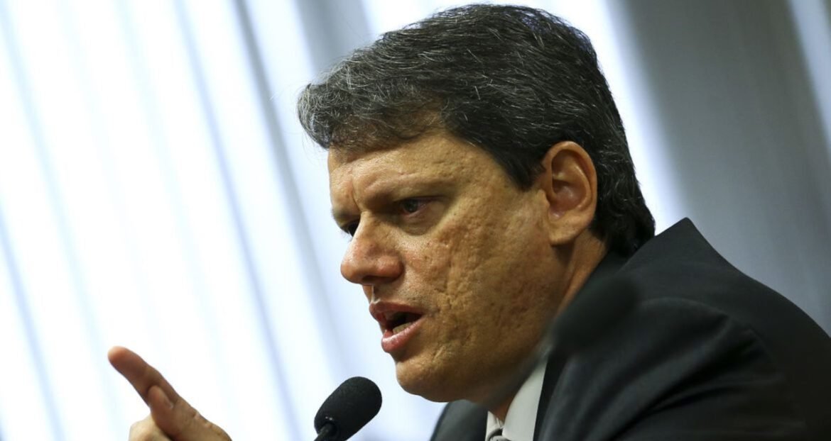 Tarcísio reafirma apoio a Flávio na corrida pela Presidência e destaca reeleição em SP como seu foco.