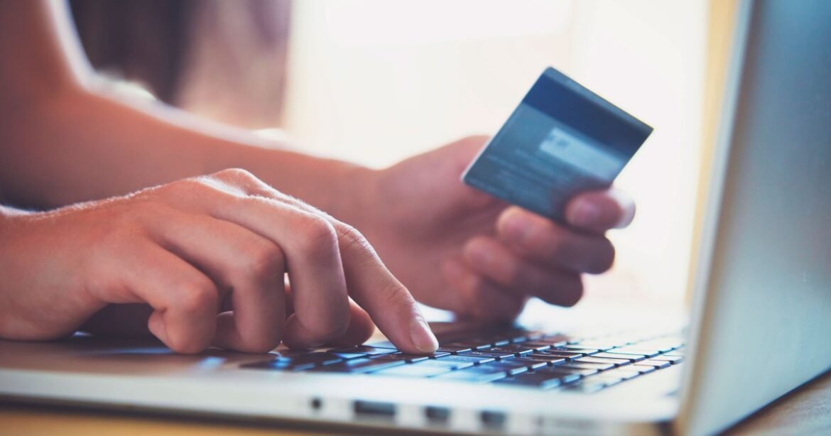 Taxa média do crédito rotativo do cartão de crédito despenca para 438% em dezembro.