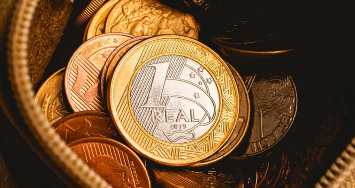 Taxas registram alta nesta quinta-feira (15), acompanhando os juros futuros.