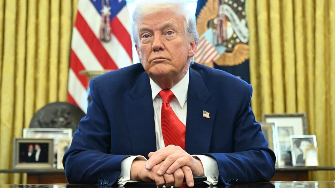 Trump impede acordo de chips, citando preocupações de segurança e relações com a China.