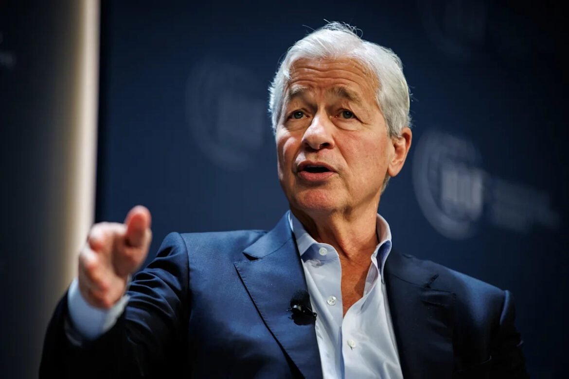 Trump processa JPMorgan e Dimon em R$ 5 bilhões por suposta exclusão bancária.