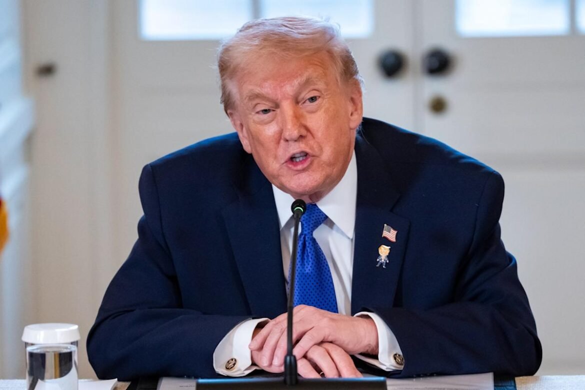 Trump propõe limite de 10% nas taxas de cartões de crédito por um ano.