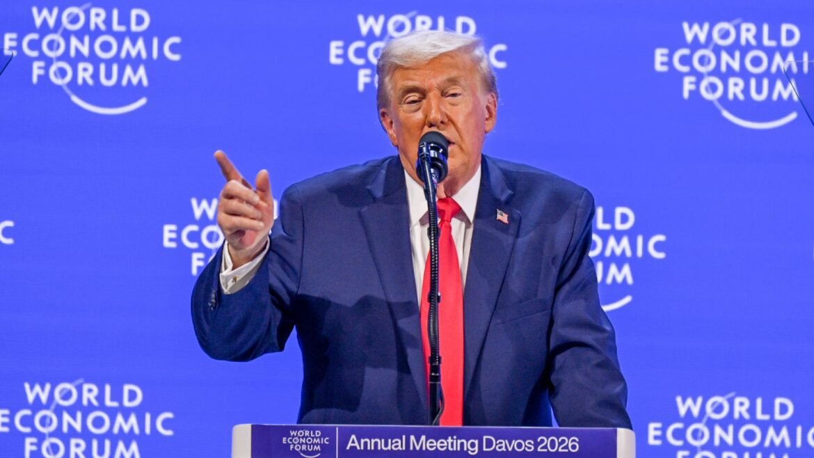 Trump propõe negociações sobre a Groenlândia e descarta uso da força.