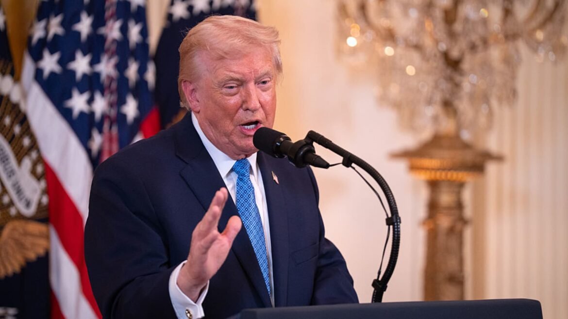 Trump retira os EUA de diversas organizações internacionais, afirma a Casa Branca.