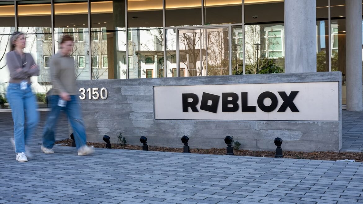 Ações com as Maiores Oscilações ao Meio-Dia: AMZN, CNC, RBLX