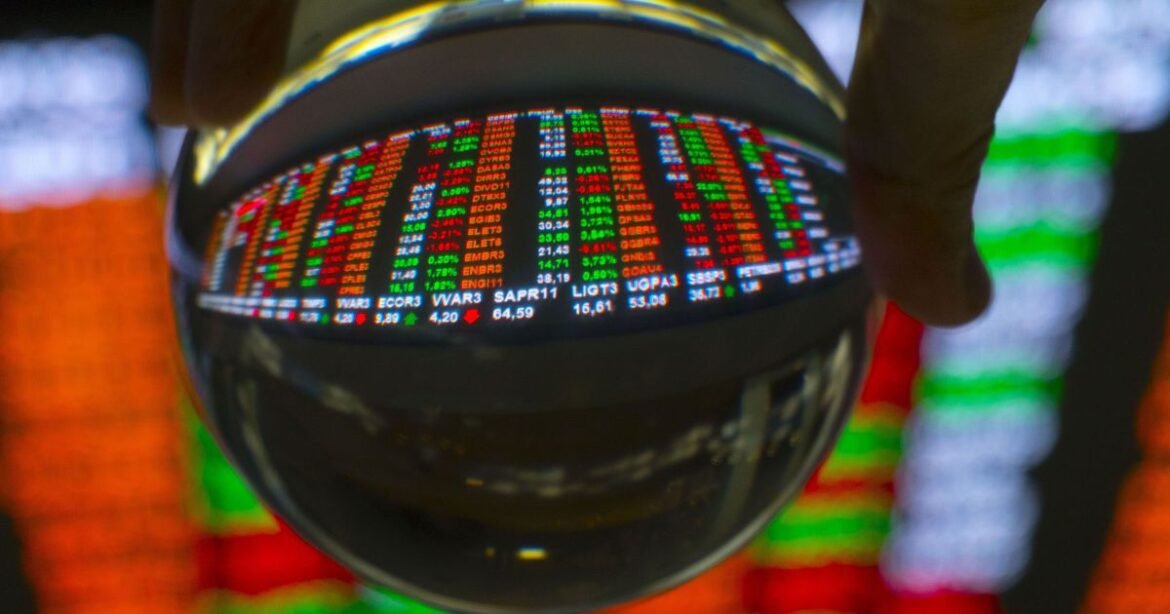 Ações da subsidiária da Fictor despencam 50% após anúncio da aquisição do Master.