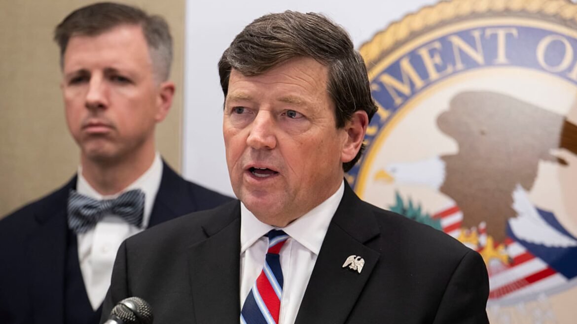 Advogado de Trump, Ed Martin, supostamente afastado do caso de perdão.