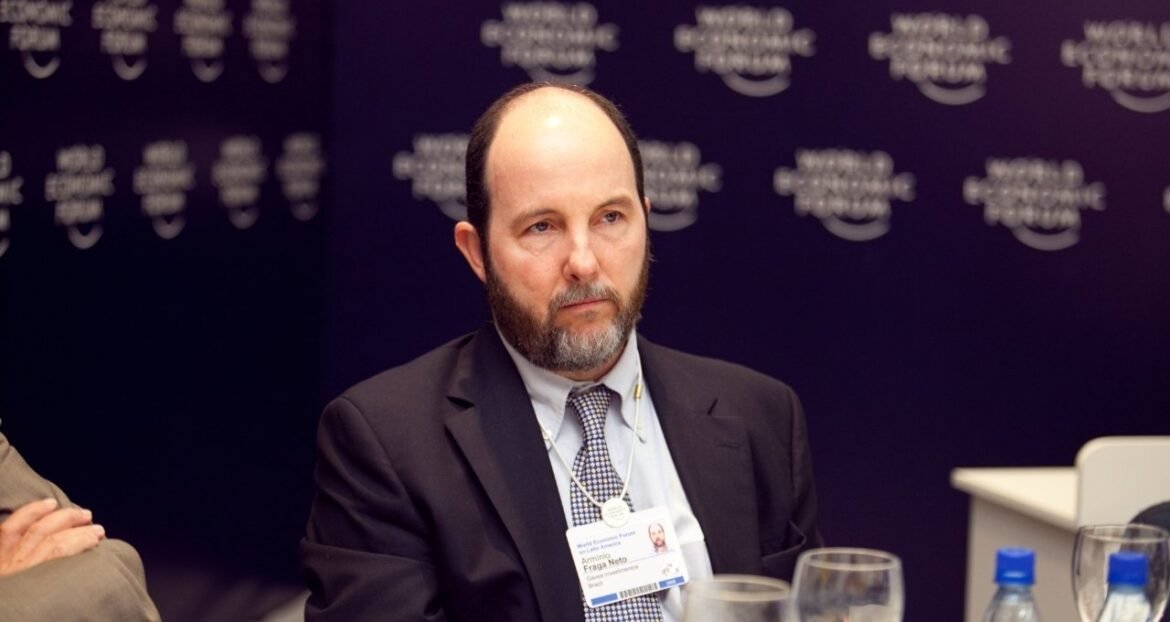 Armínio Fraga defende que o arcabouço fiscal deve estabelecer uma meta para a redução da dívida pública.