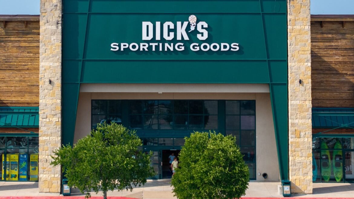 Baird eleva classificação da Dick’s Sporting Goods devido à recuperação da Foot Locker e ao crescimento da participação de mercado.