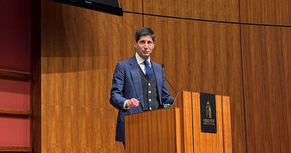Bessent afirma que Warsh monitorará o impacto da IA se assumir a presidência.