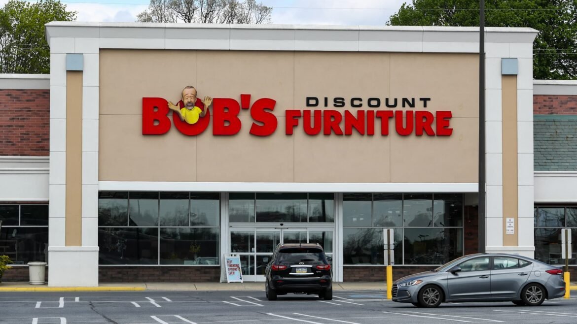 Bob's Discount Furniture (BOBS) inicia negociações na NYSE após IPO