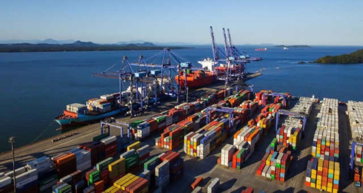 Camex isenta tarifa de importação para mais de mil produtos e implementa medida antidumping contra a China.