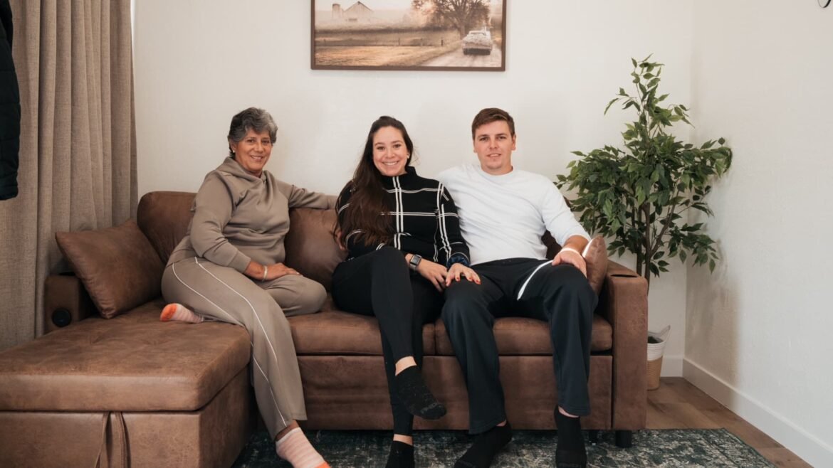Casal constrói uma tiny house para a mãe da esposa no quintal de casa.