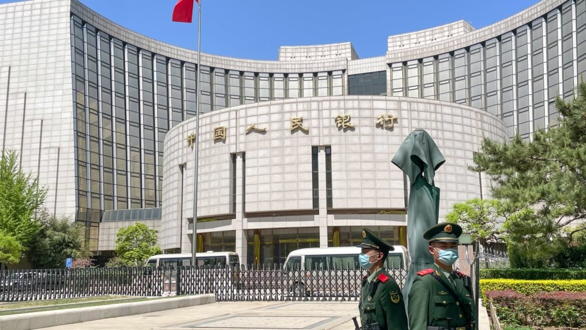 China mantém taxas de juros de referência inalteradas enquanto Pequim sinaliza tolerância para um yuan mais forte.