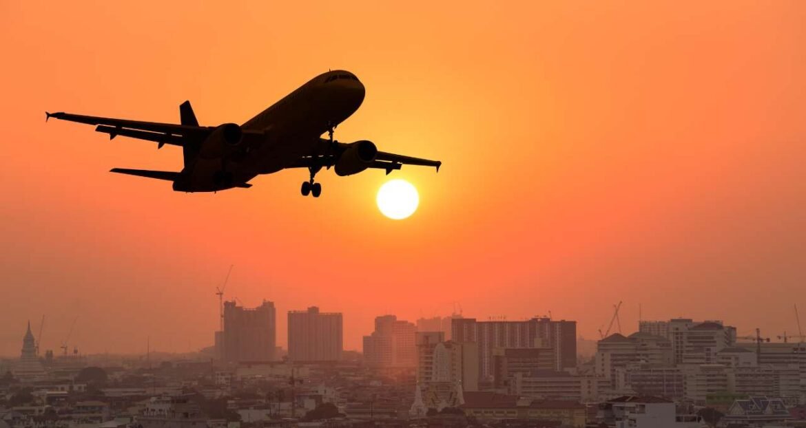 Companhias aéreas internacionais suspendem voos no Oriente Médio devido a ataques dos EUA e de Israel ao Irã.