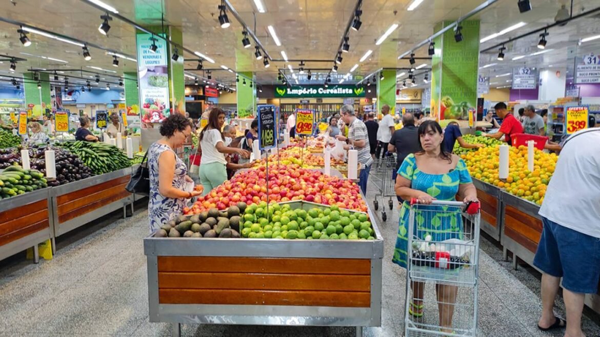 Fechar supermercados aos domingos pode economizar R$114 milhões em energia.