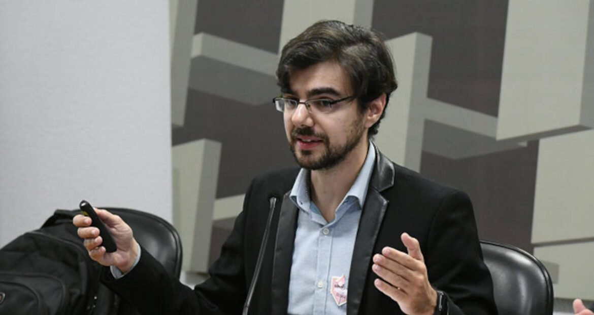 Guilherme Mello afirma que a estabilização da dívida pública está atrelada à política monetária.